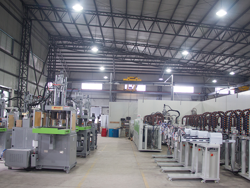 大型液態(tài)硅橡膠設(shè)備生産車間